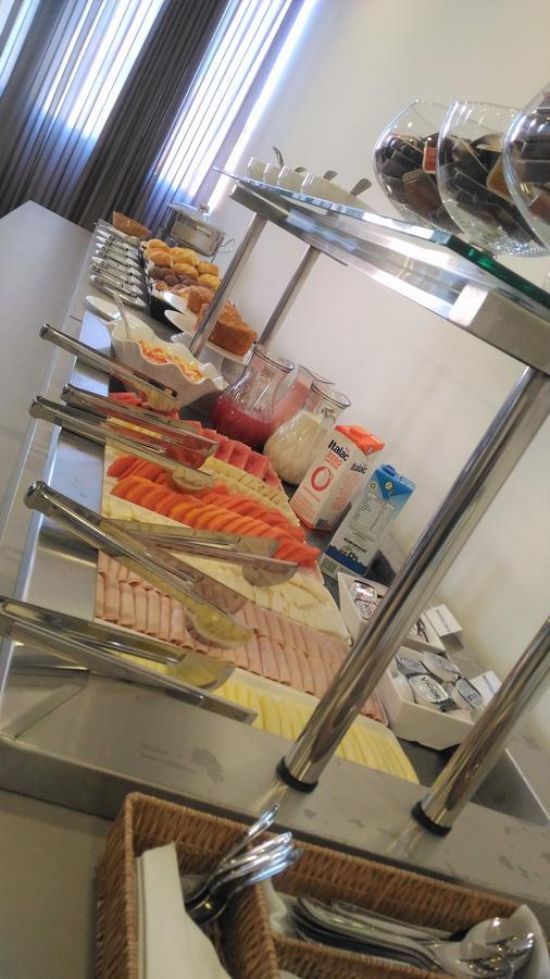 Hotel H2 Congonhas Extérieur photo A buffet at a hotel